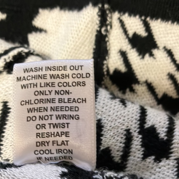 Adorable peplum top, classic black and white. Great for spring! - Picture 5 of 5